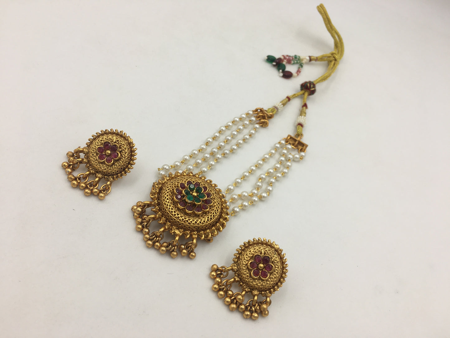 NIVEDITA GOLDEN NECKLACE SET