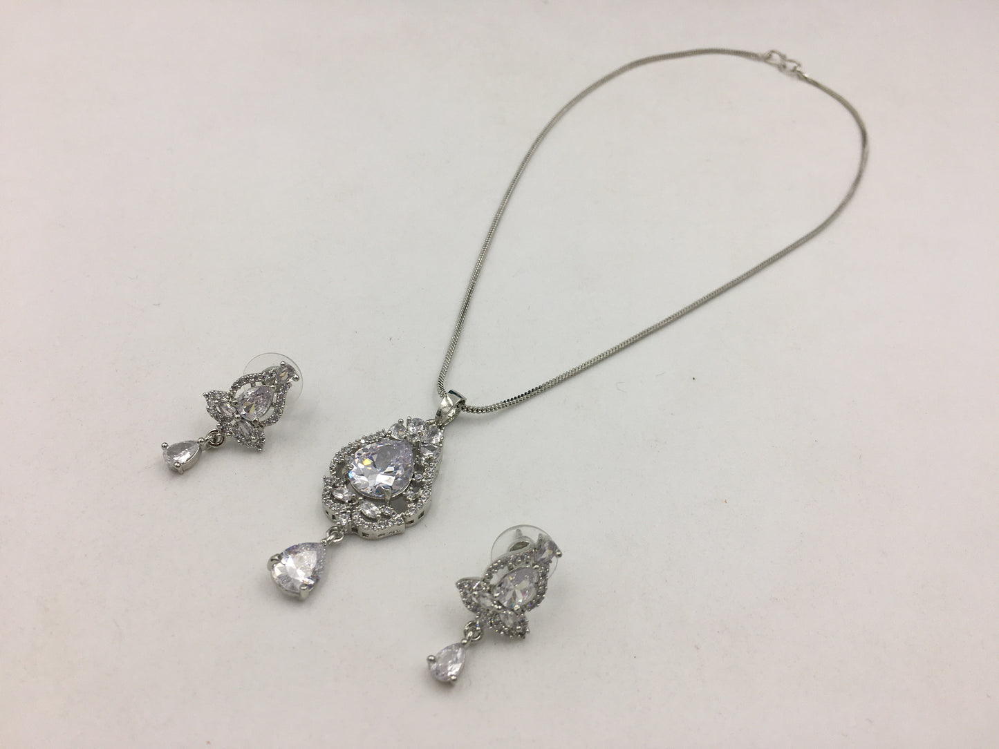 GENNEVA AD CHAIN PENDANT