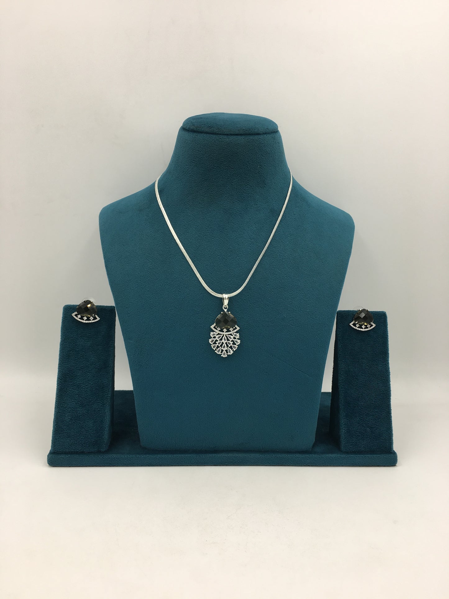 ASTRID AD CHAIN PENDANT