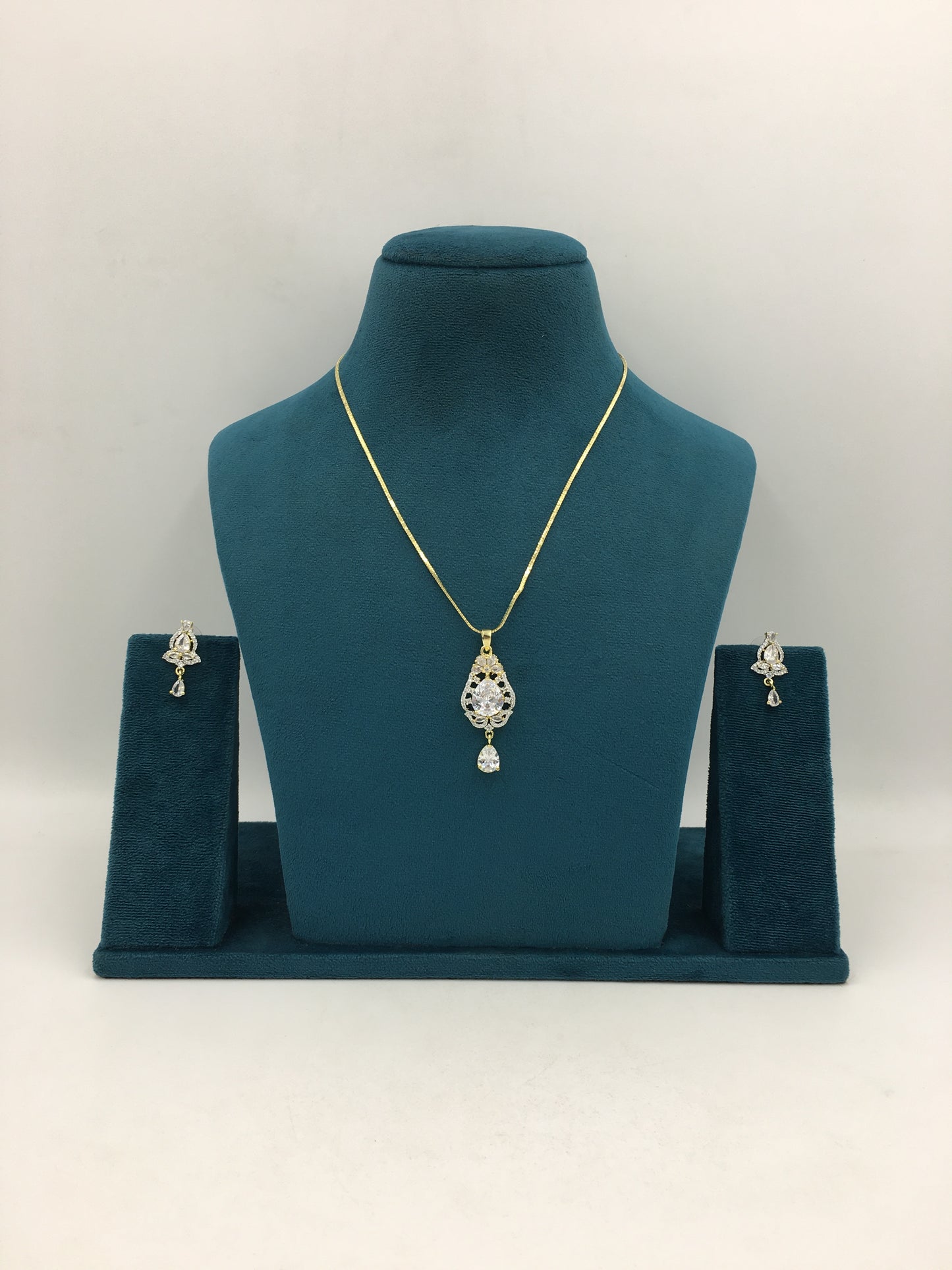 ALESSANDRA AD CHAIN PENDANT