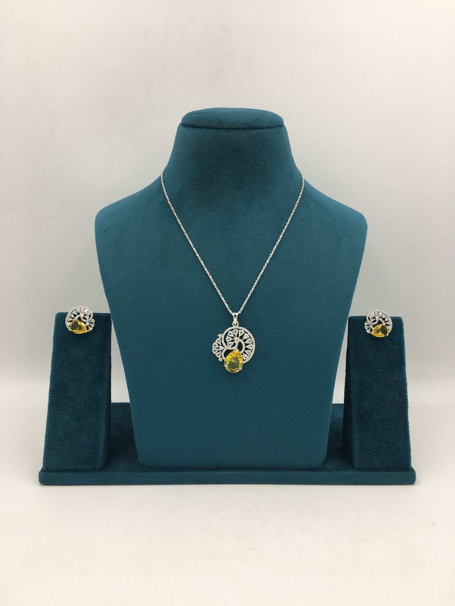 MONIQUE AD CHAIN PENDANT