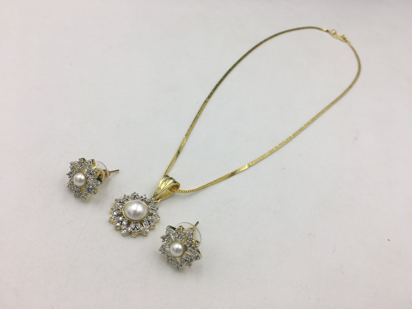 EMMELINE AD CHAIN PENDANT