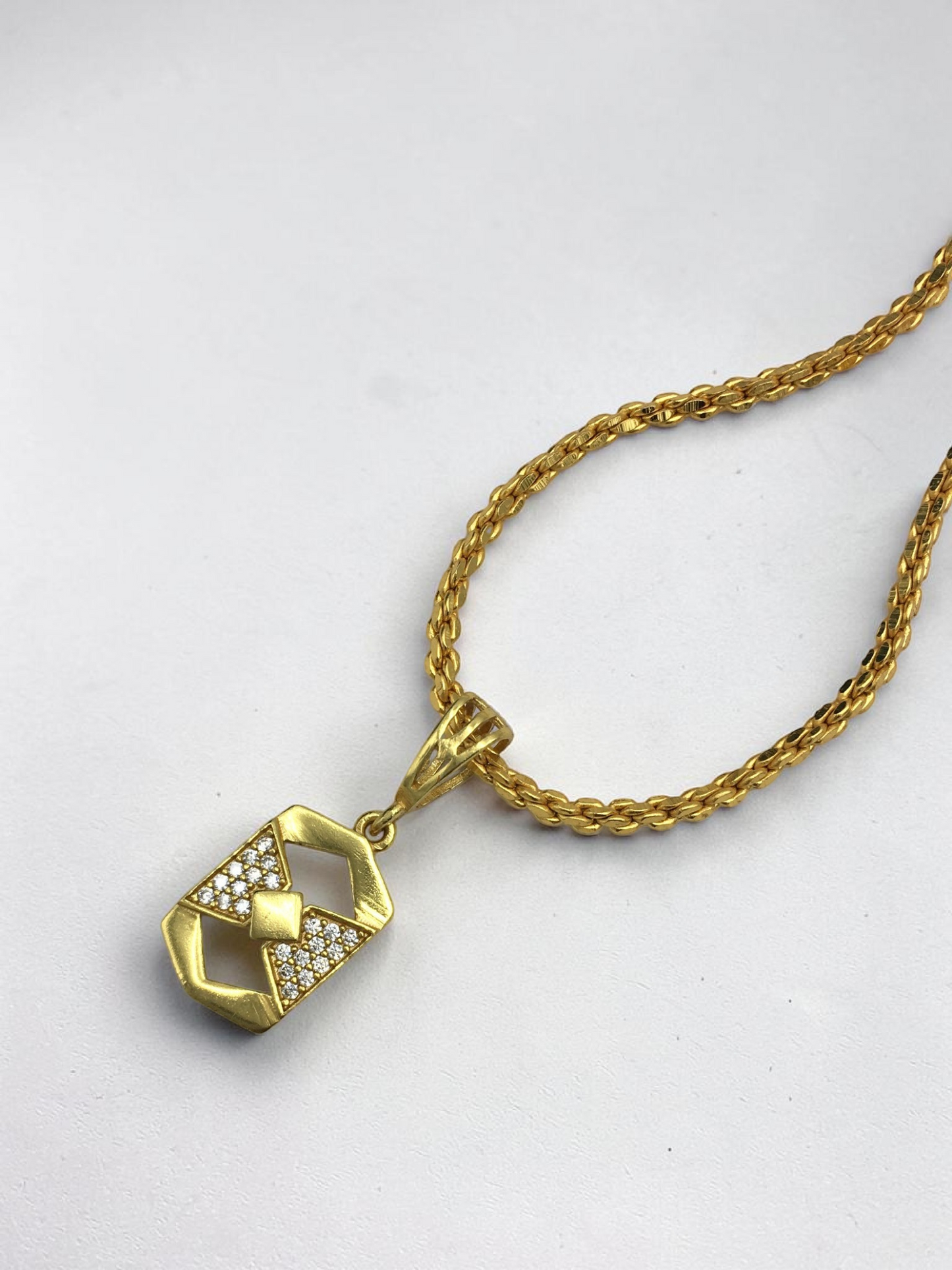 BLACK ACCENT MICRO GOLD PLATED PENDANT CHAIN