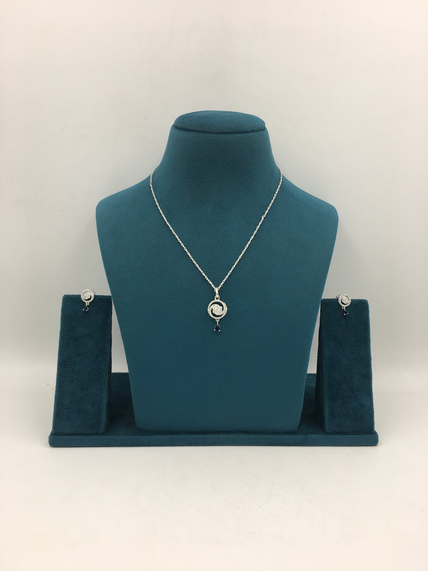 BEATRICE AD CHAIN PENDANT