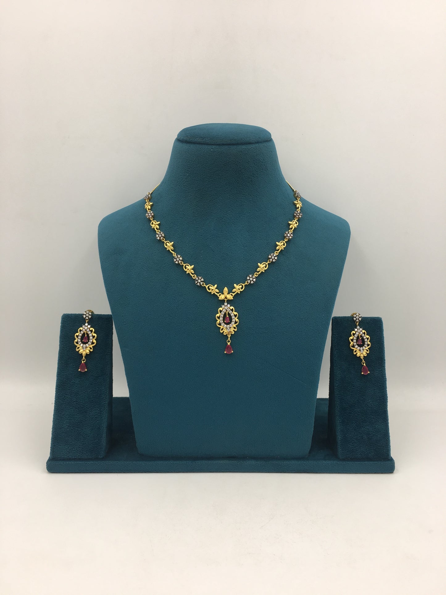 ELEANOR AD CHAIN PENDANT