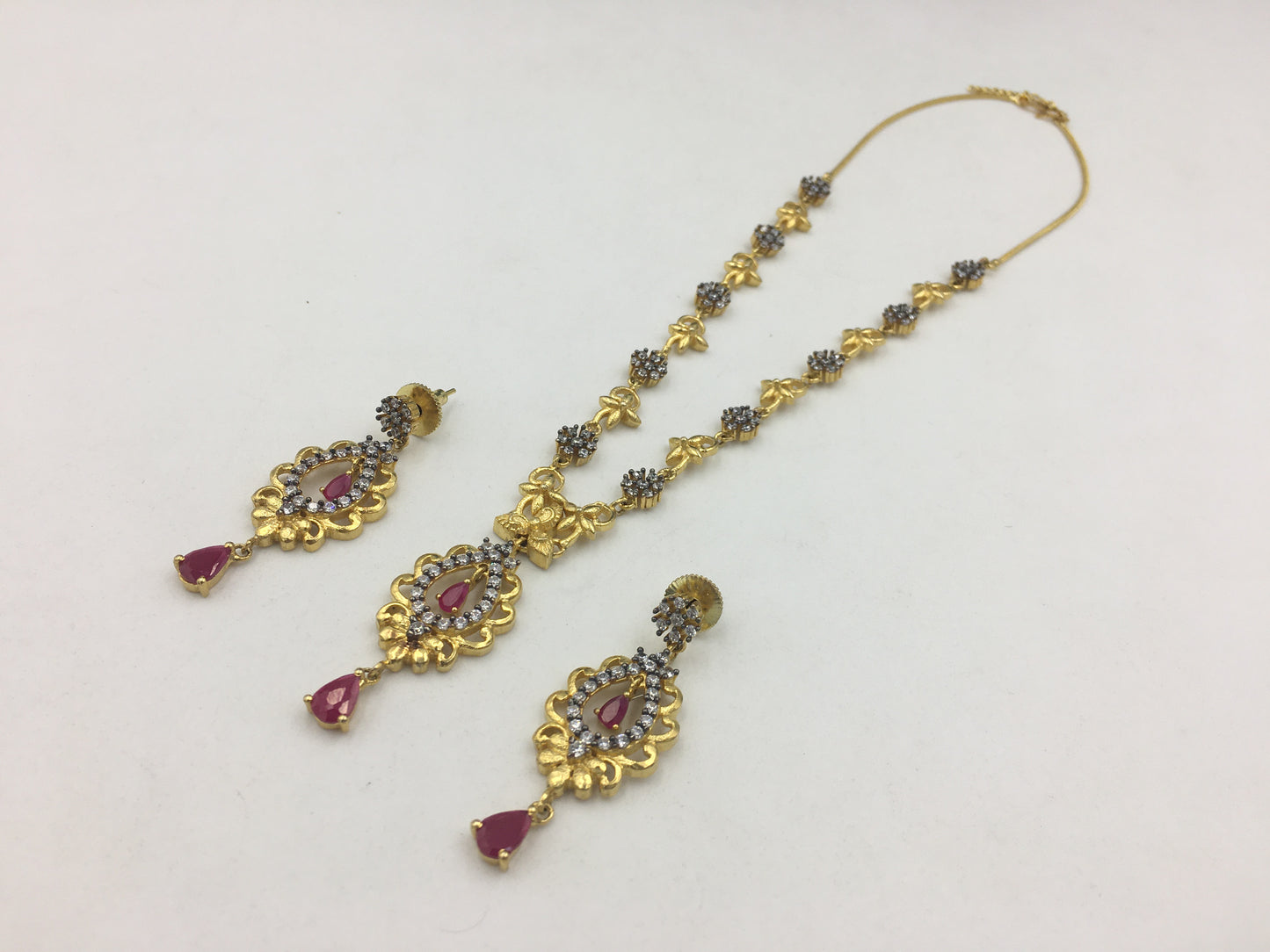 ELEANOR AD CHAIN PENDANT