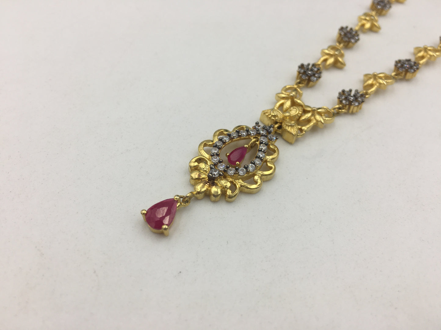 ELEANOR AD CHAIN PENDANT