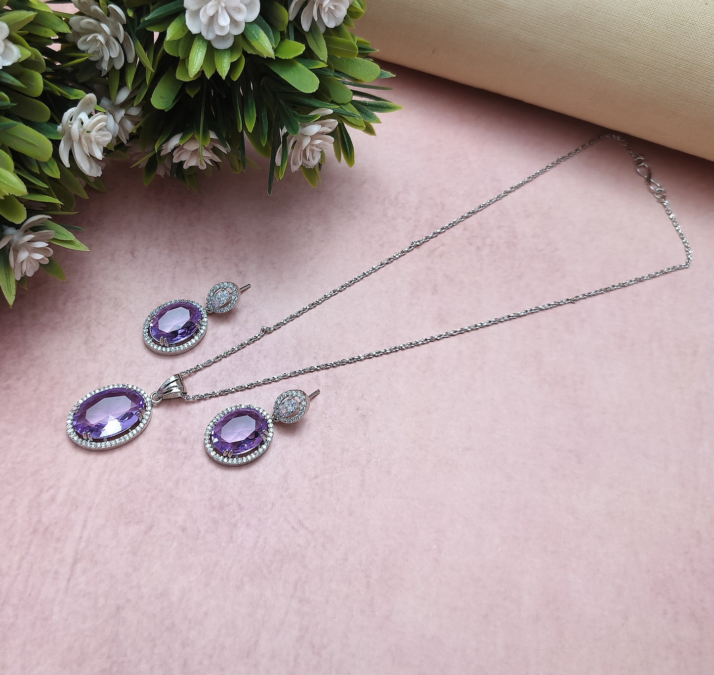 ANUSHKA AD PENDANT SET