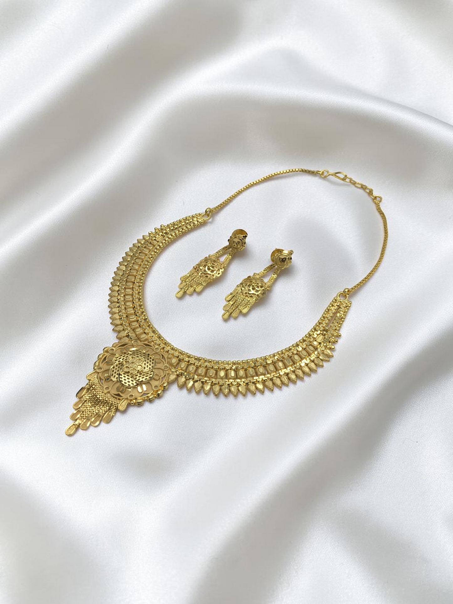 HIRANYA PUSHPA ONE GRAM FORMING SHORT NECKLACE SET WITH EARRINGS