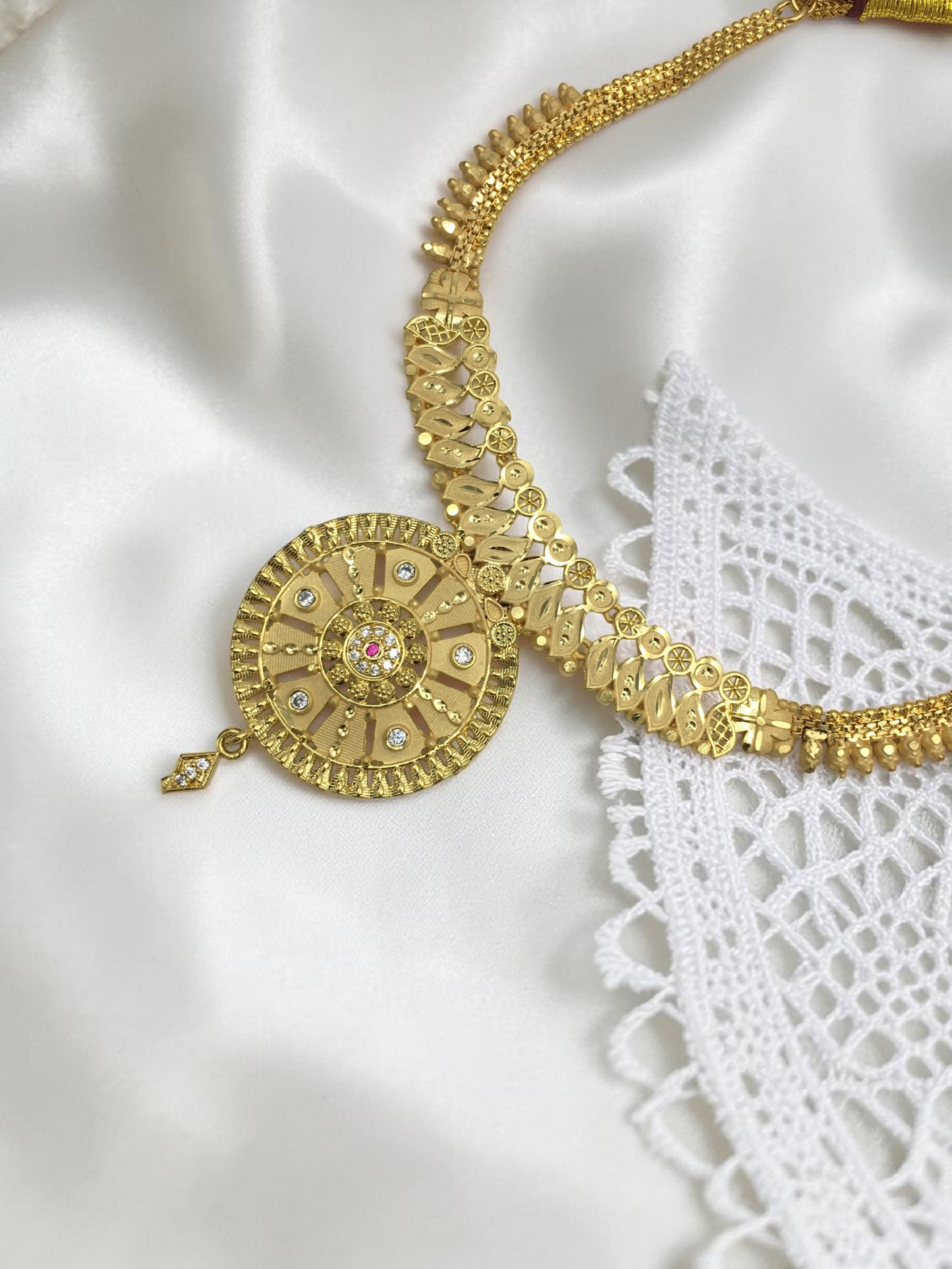 RAJVI SURYAMANDAL ONE GRAM FORMING SHORT NECKLACE SET WITH EARRINGS