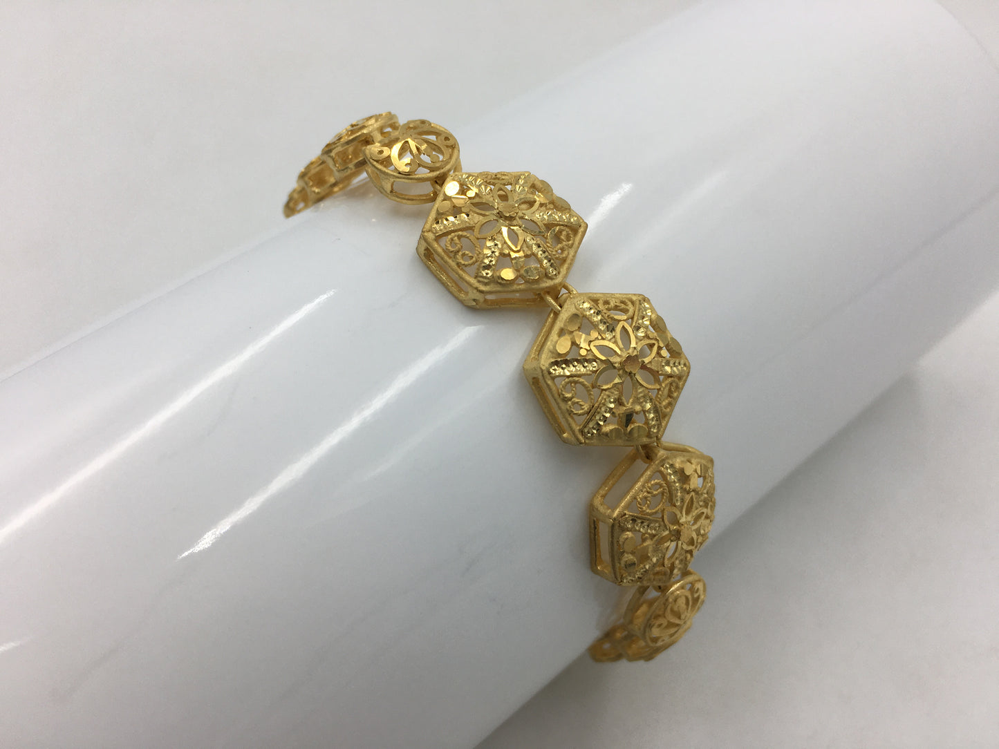PRANAVI FORMING WOMEN BRACELET