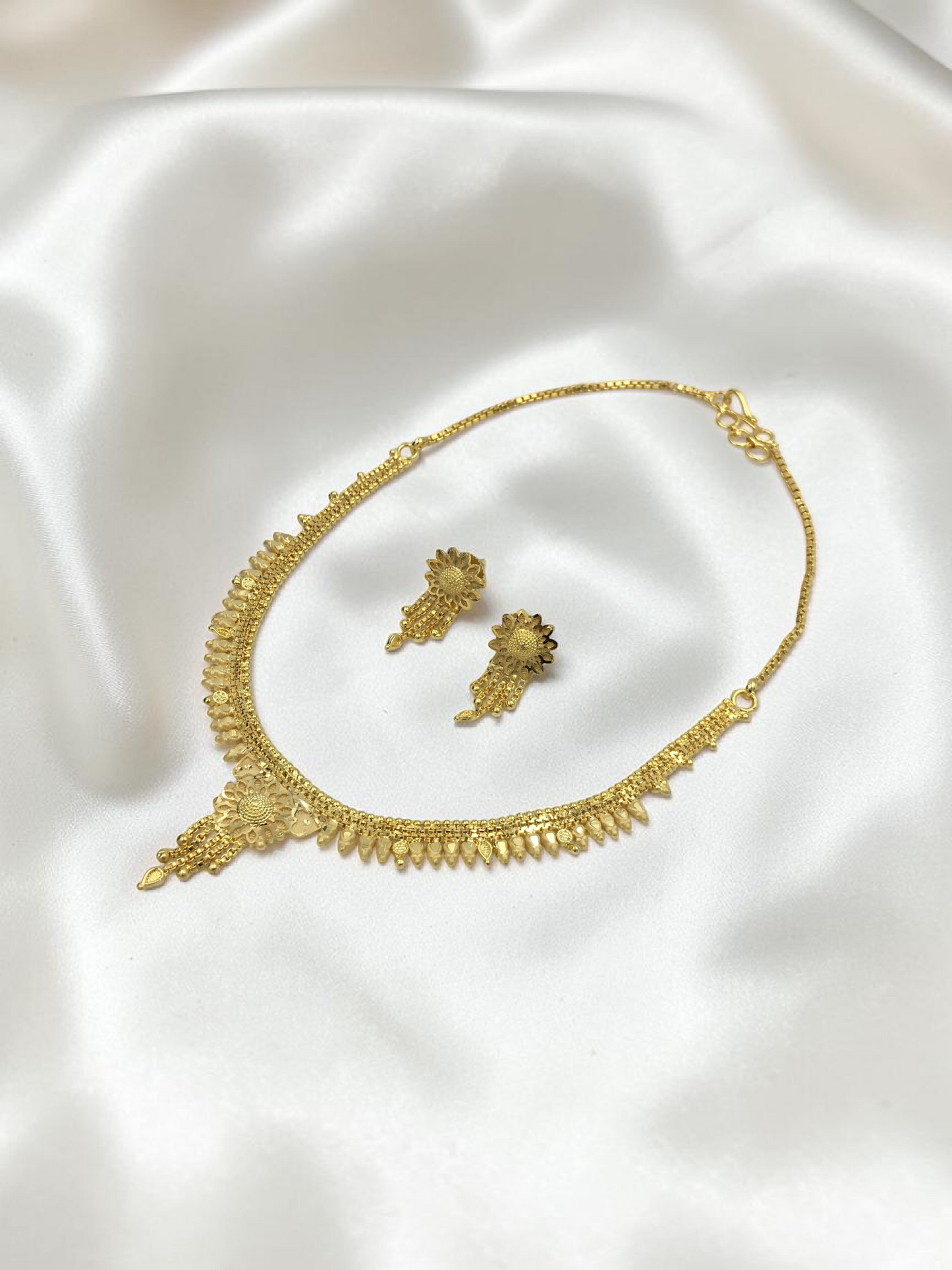 RAJVI PANKHURI ONE GRAM FORMING SHORT NECKLACE SET WITH EARRINGS FOR WOMEN | TRADITIONAL GOLD FINISH JEWELLERY