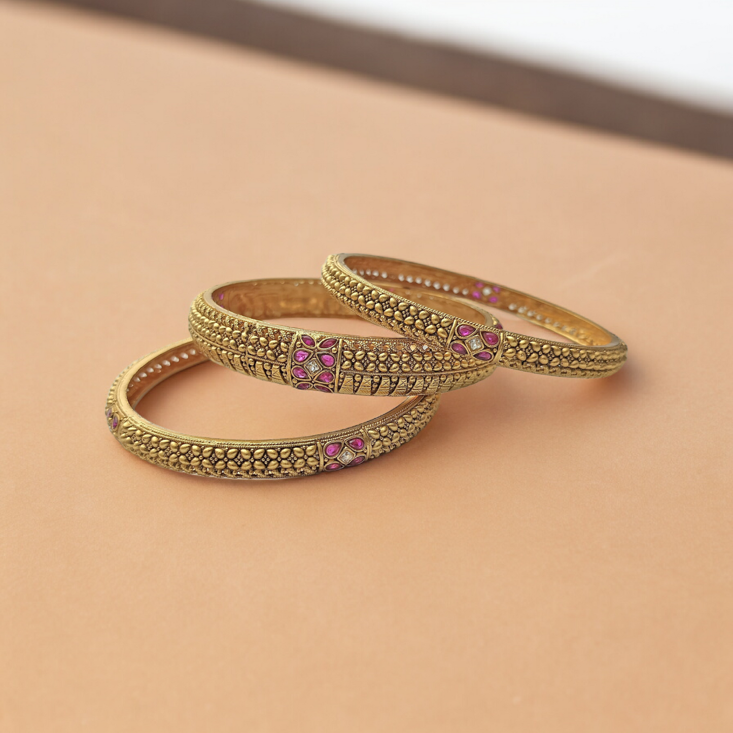 CRIMSON SNOW BRASS BANGLE SET