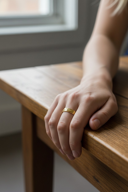 LEAF MOTIF GOLD BAND LADIES RING