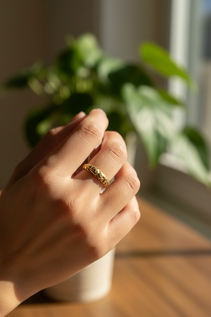 CLASSIC MINIMAL GOLD BAND LADIES RING